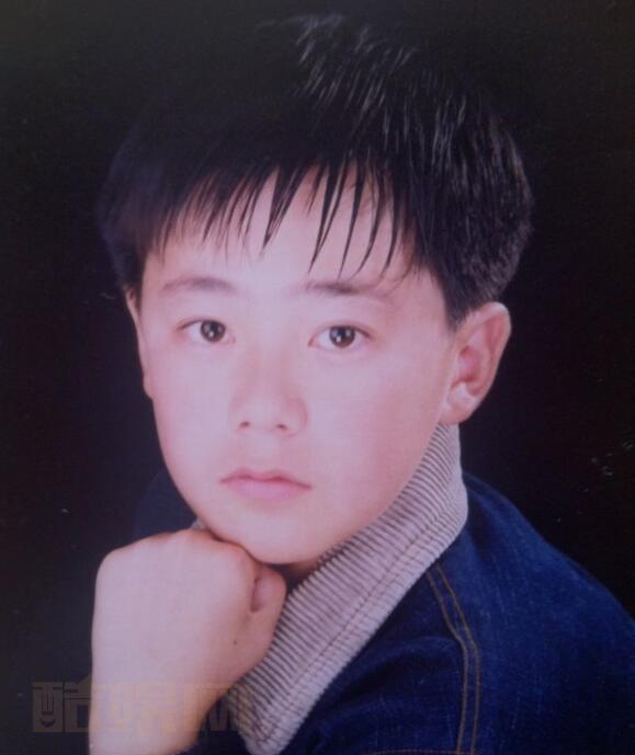 曲哲明童年照