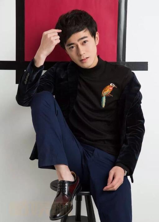 曲哲明帅气大片