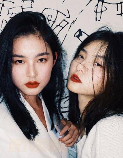 王美林与人合照