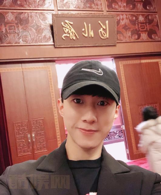 孙毅帅气自拍照