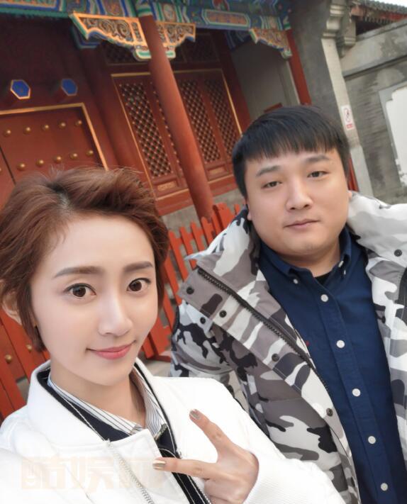 魏小也与人合照