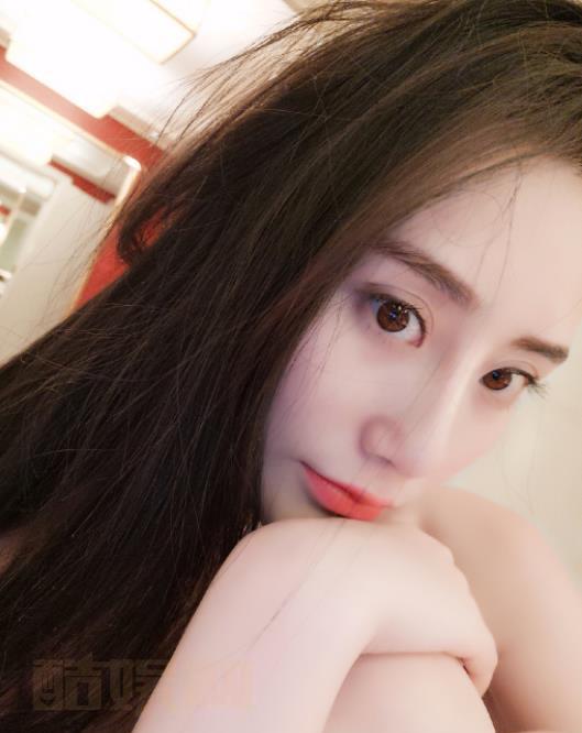 吴晴甜美自拍照