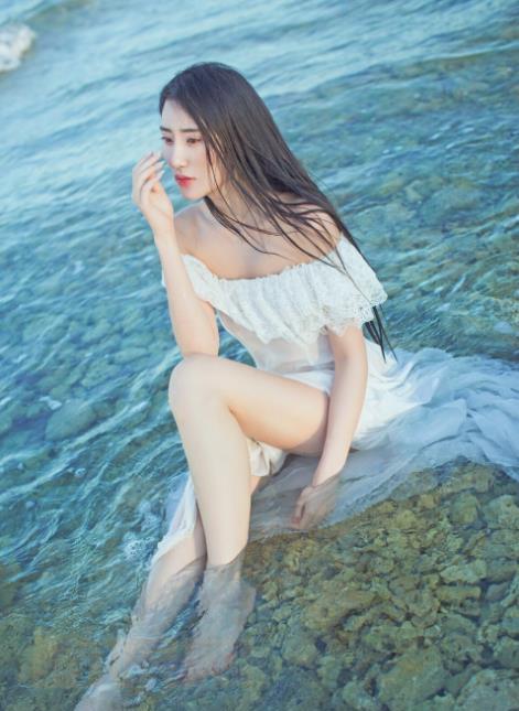 吴晴露肩装写真