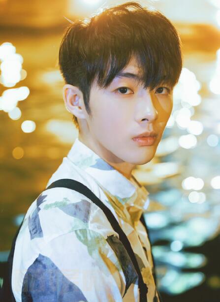 萧传勳街拍写真