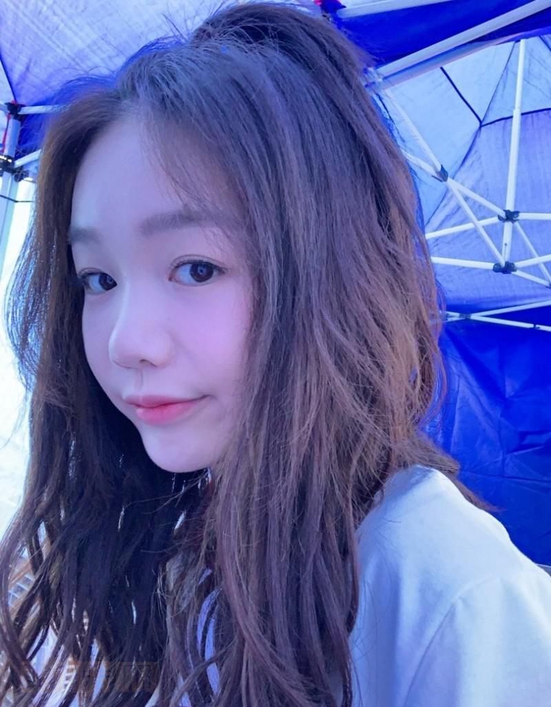 徐梦洁甜美自拍照