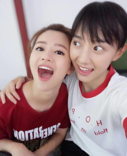 徐小溢与人合照