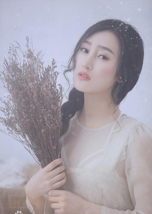 杨雅歆然气质写真