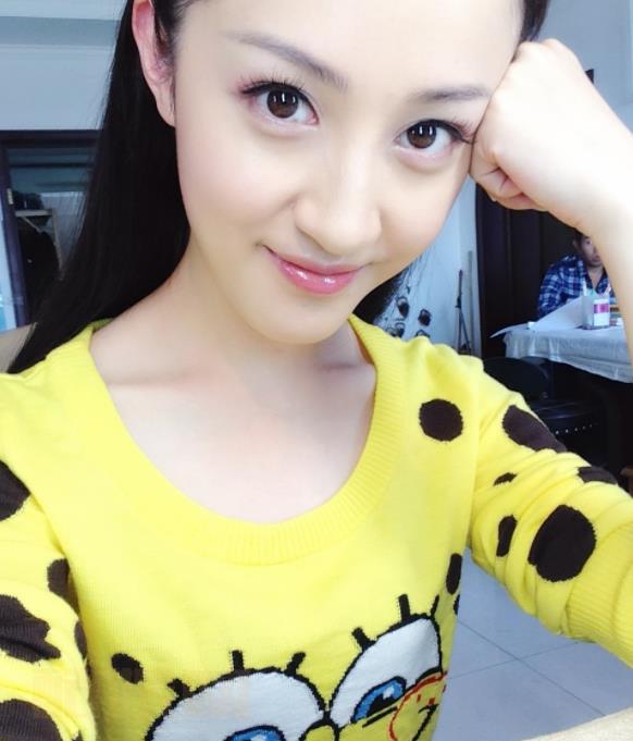 杨懿甜美自拍照