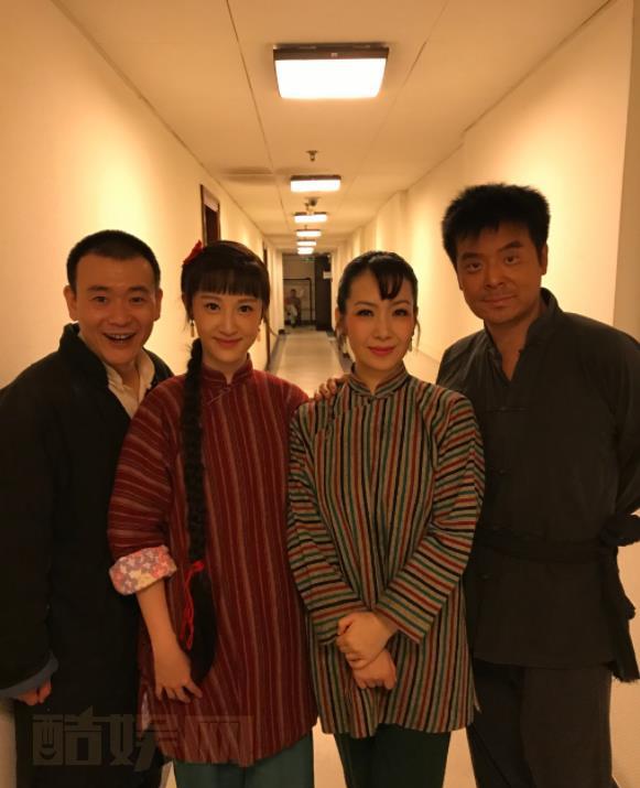 杨懿与人合照