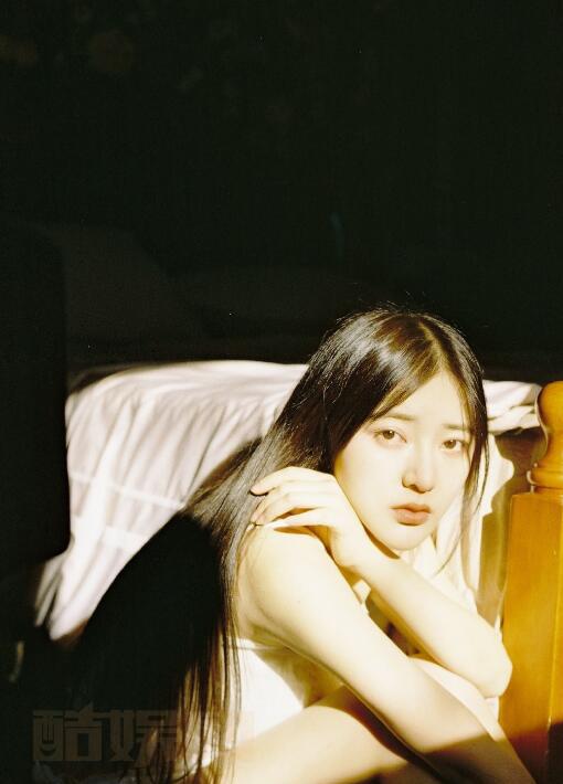 杨伊墨街拍大片