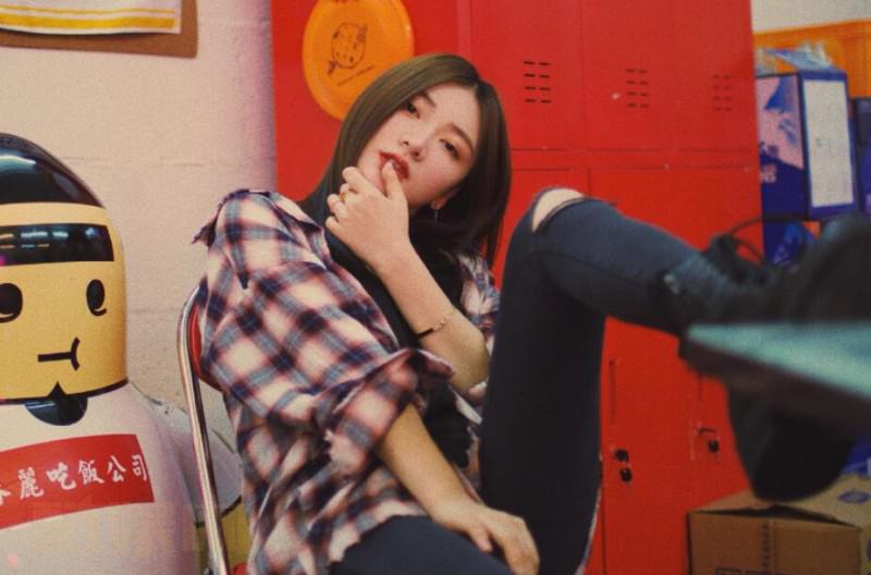 杨伊墨格子衬衫照