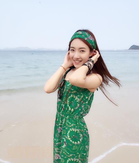 颜灵兰甜美自拍照