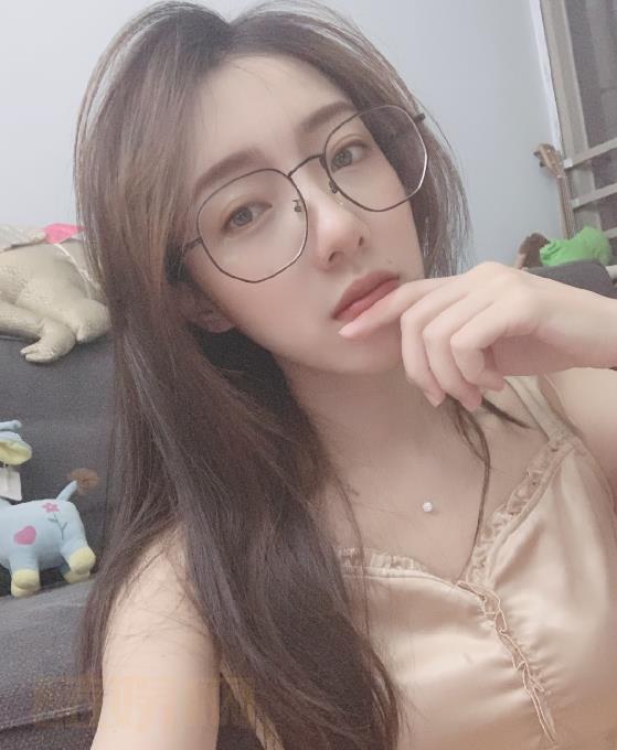 颜灵兰甜美自拍照