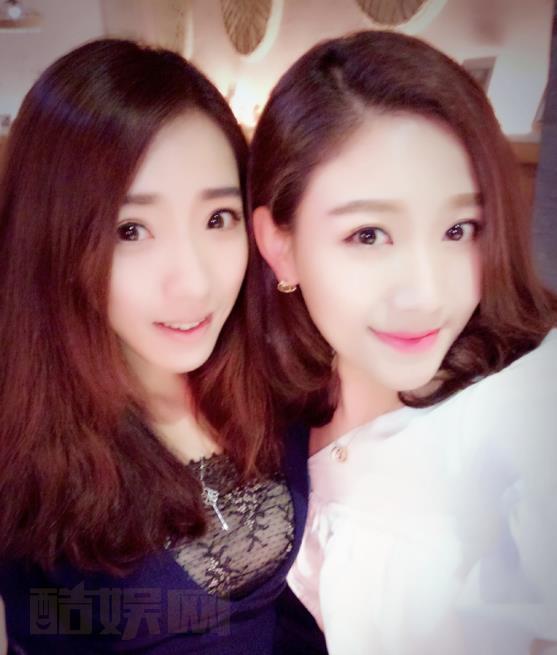 颜灵兰与人合照