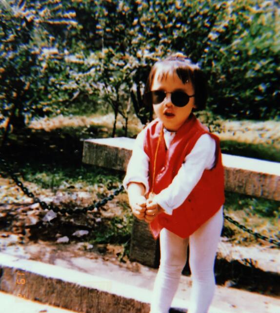 袁百梓卉童年照