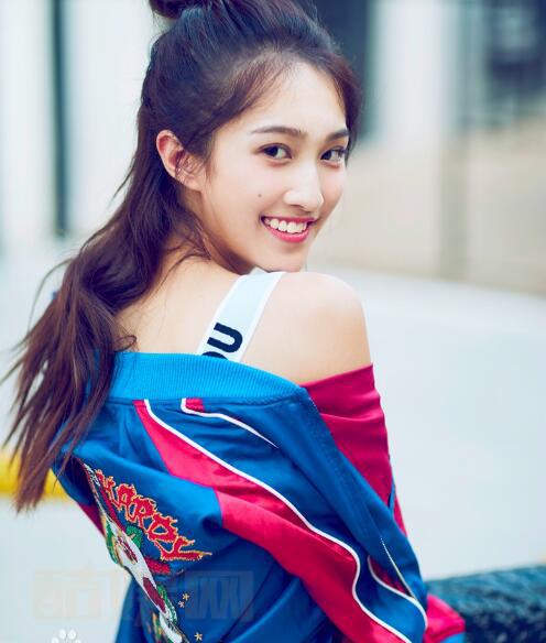 王艺霏街拍写真