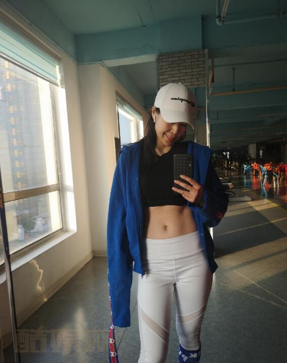 余思潞A腰自拍照