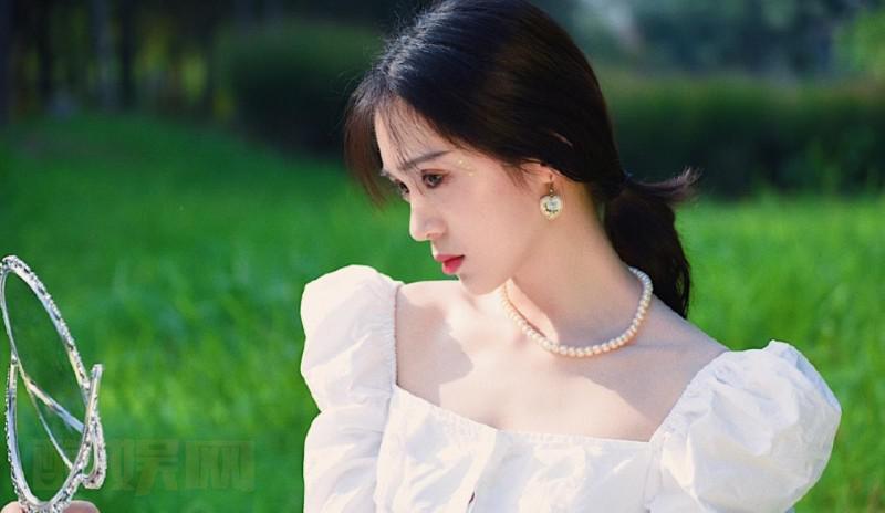 张楚文个人资料简介 张楚文连衣裙写真