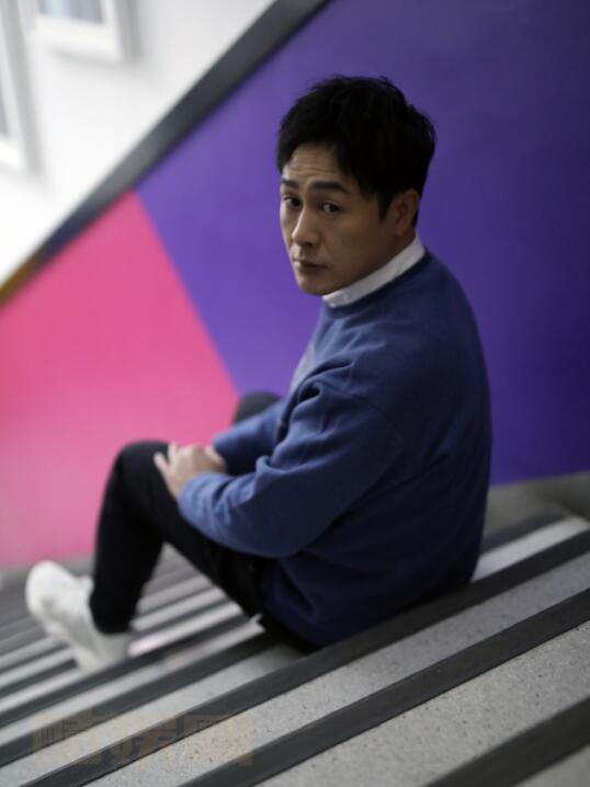 张颂文街拍写真