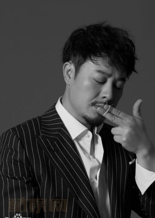 张颂文西装写真