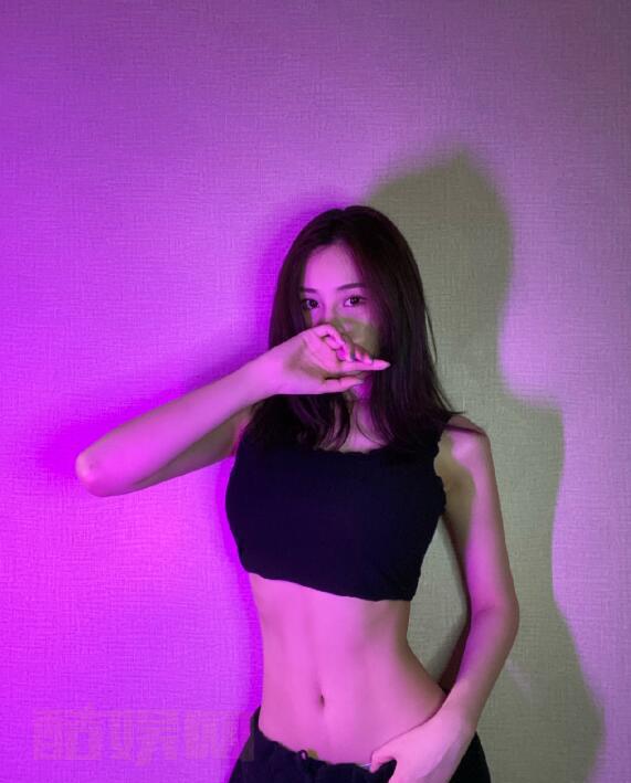 张颖颖A4腰运动照