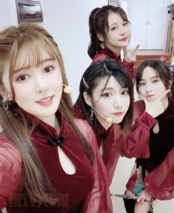 张语格与人合照