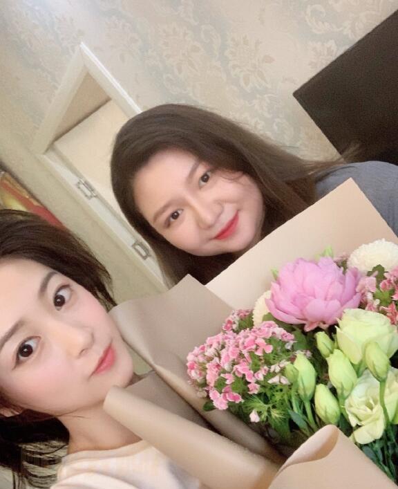 赵芮菡与人合照