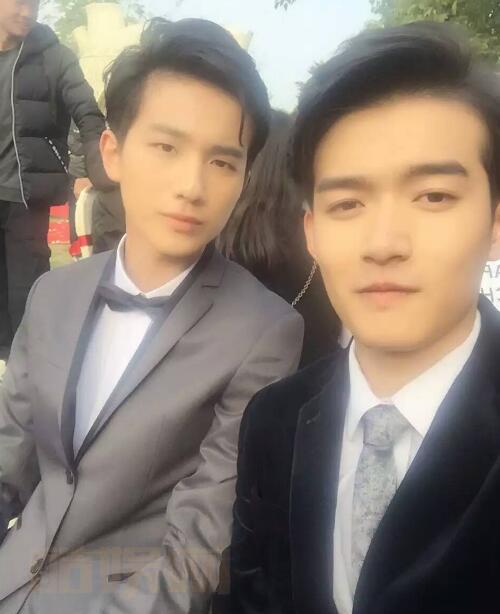 赵文龙与人合照