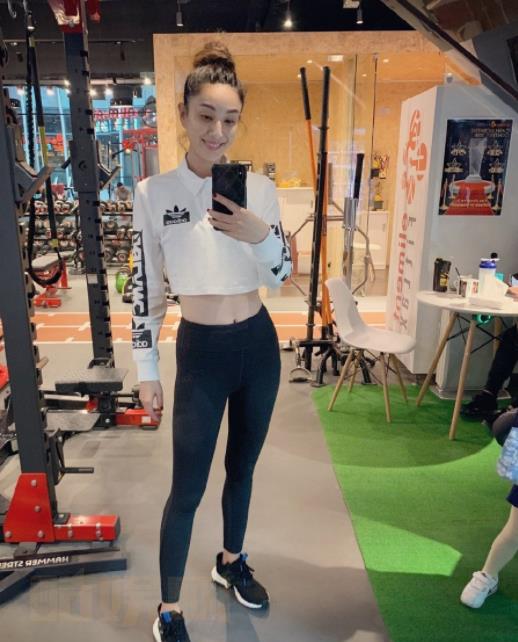 郑希怡运动健身照