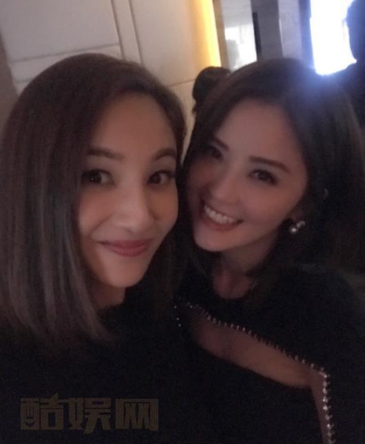 郑希怡与人合照